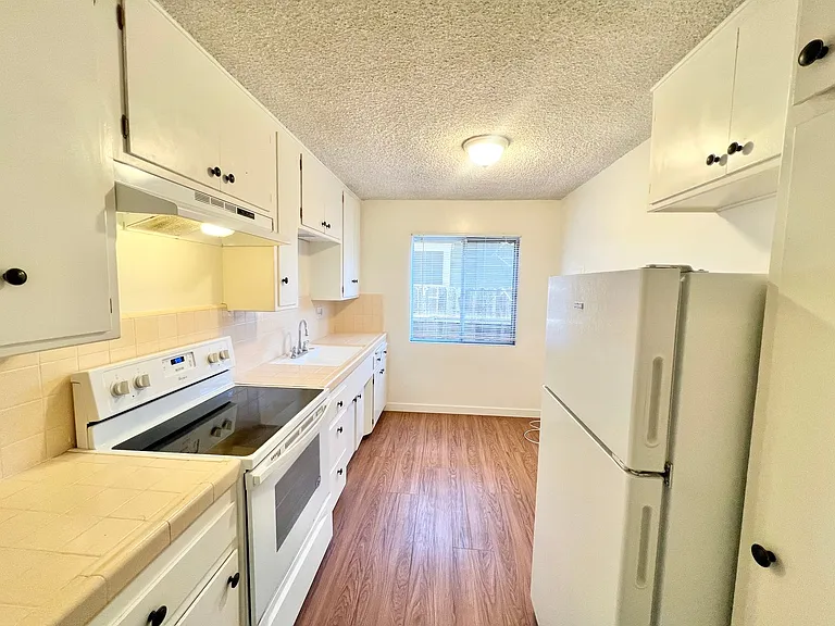 Top-Floor 1 Bedroom in Quiet Bluff Heights Courtyard Complex — Photo 5