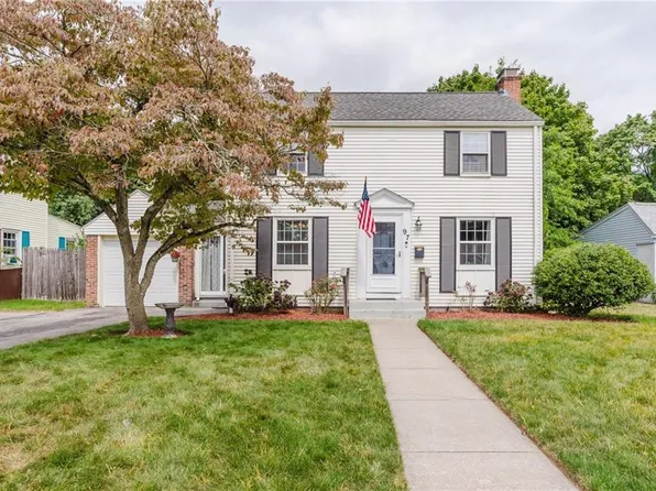 97 Pilgrim Dr, Warwick, RI 02888