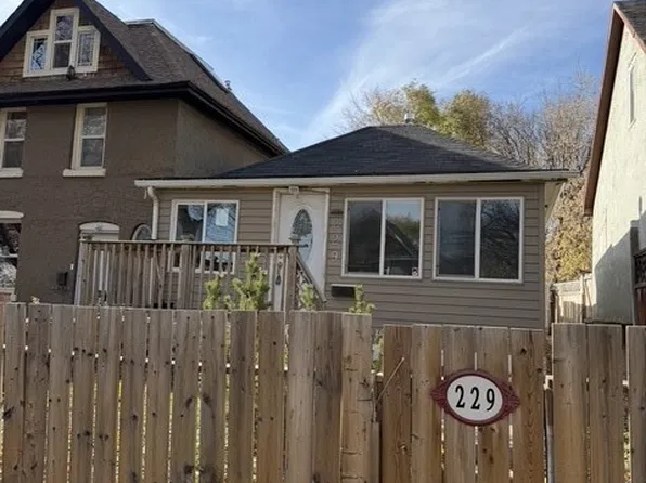 229 I Avenue N, Saskatoon, SK S7L 2G3