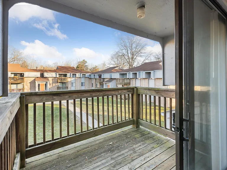 300 Henry Ct — Photo 6
