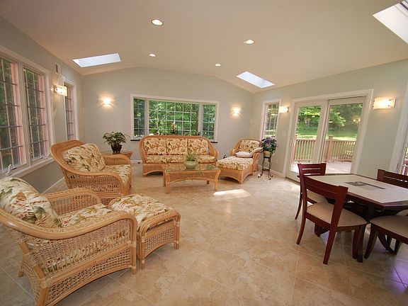 Conservatory - 4 season, tile floor, slider to deck