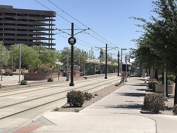 Light Rail 5 Min. Walk