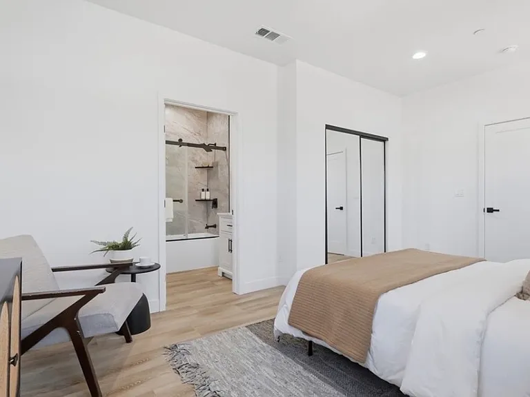 4421 Phelan Ave — Photo 17