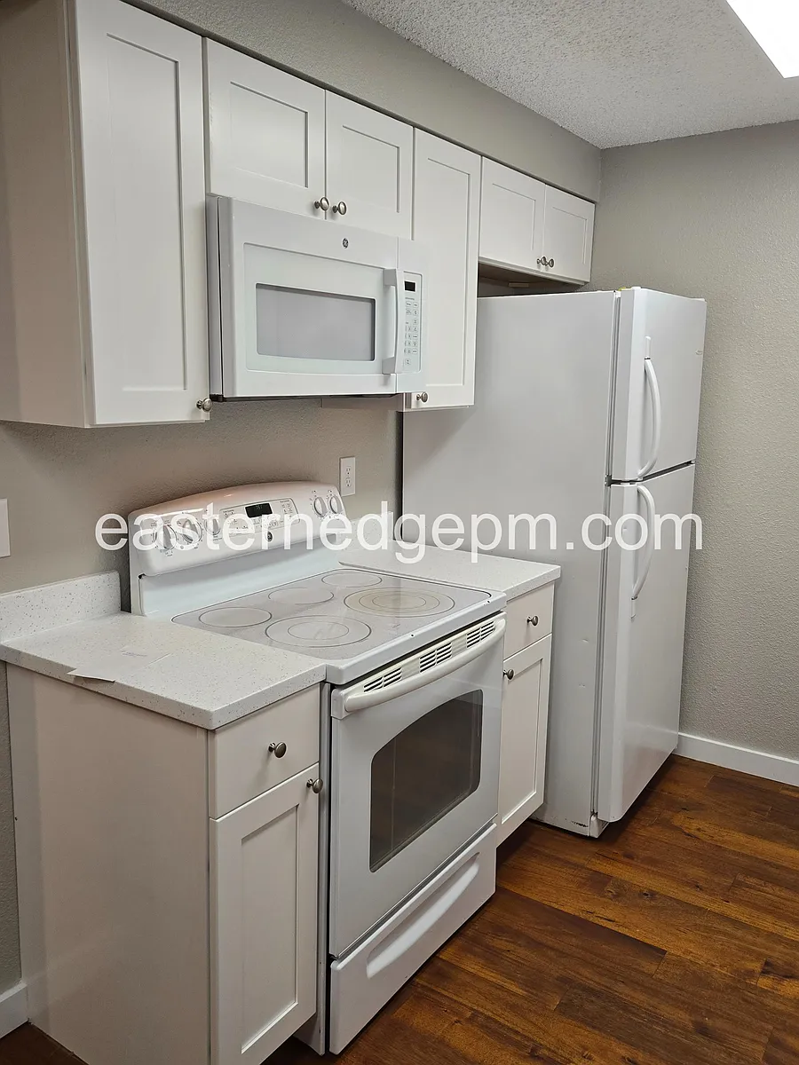 Building Photo - 630 SW 24th St #5