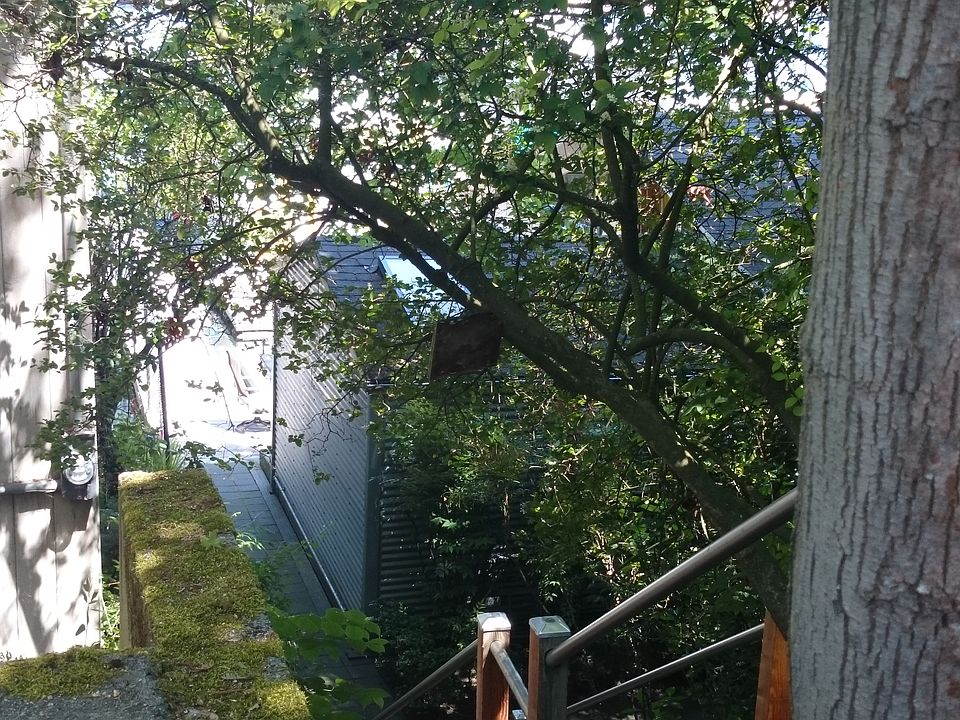 2nd image of 3246 Portage Bay Pl E