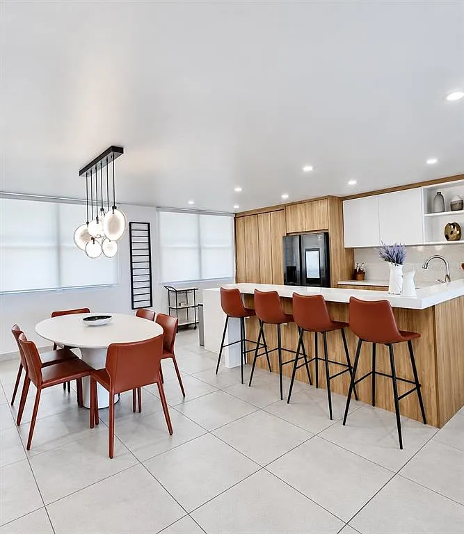 4 bed, 3.0 bath, 1952 sqft, $8,000 — Photo 2