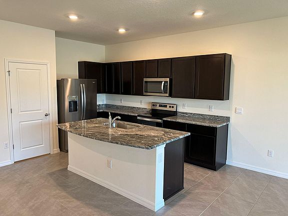 Kitchen with brand new Cooktop, appliances