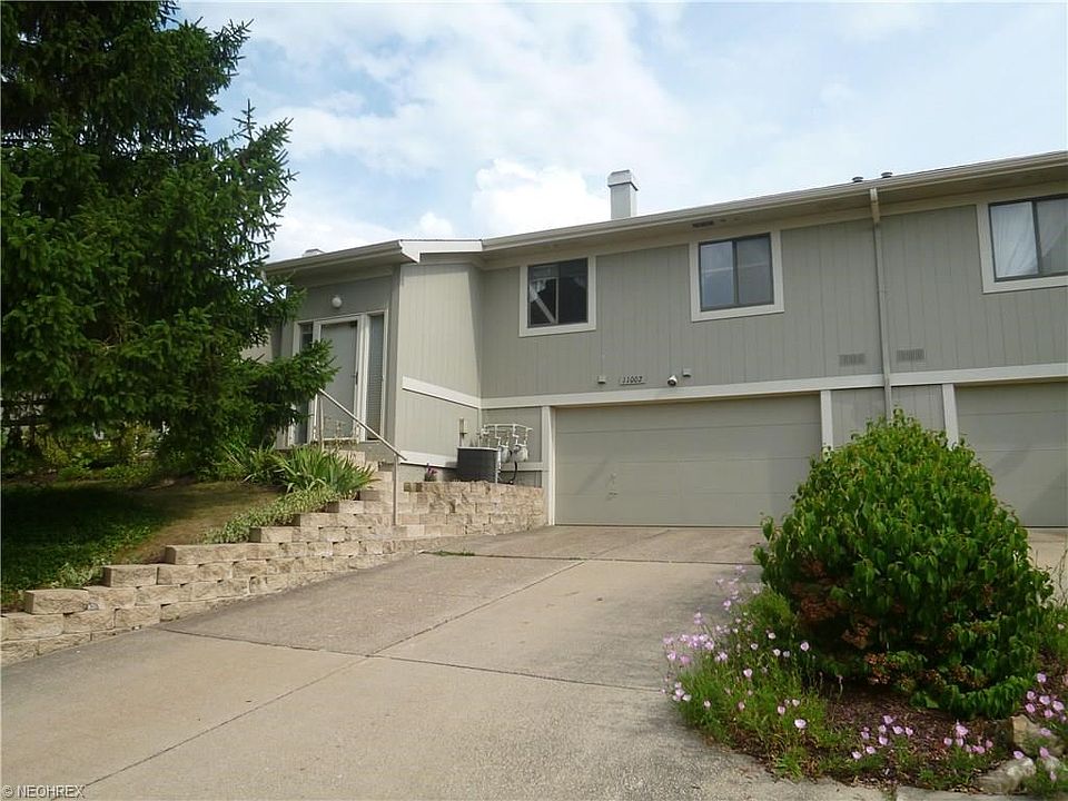 LOCKWOOD RIDGE CONDO ASSOCIATION WELCOMES INVESTORS WHO WANT TO BUY AND RENT THE UNIT OUT.