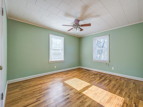 5th image of 2842 Court Dr