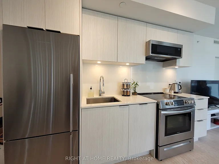 25 Richmond St E #912 — Photo 2