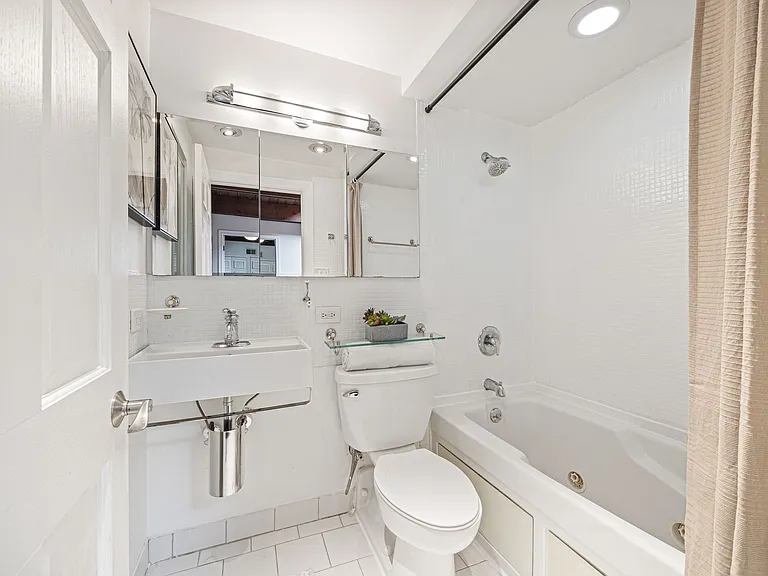2735 N Mildred Ave #B — Photo 11