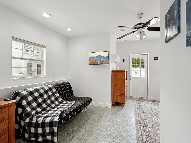 55 N Washington Dr — Photo 46