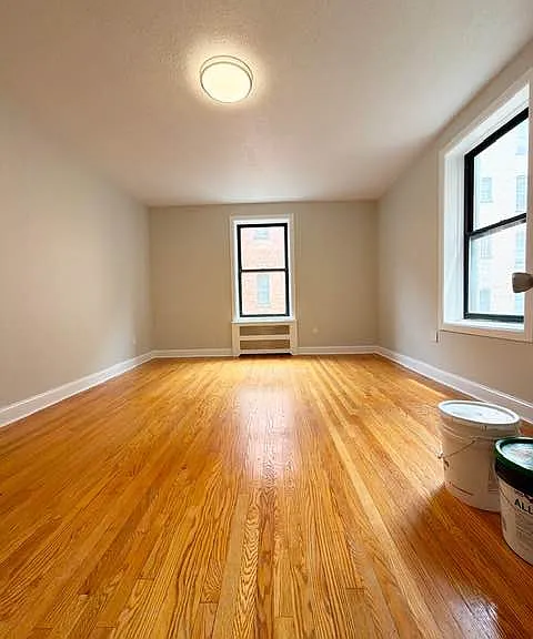 240 E 18th St #3 — Photo 6