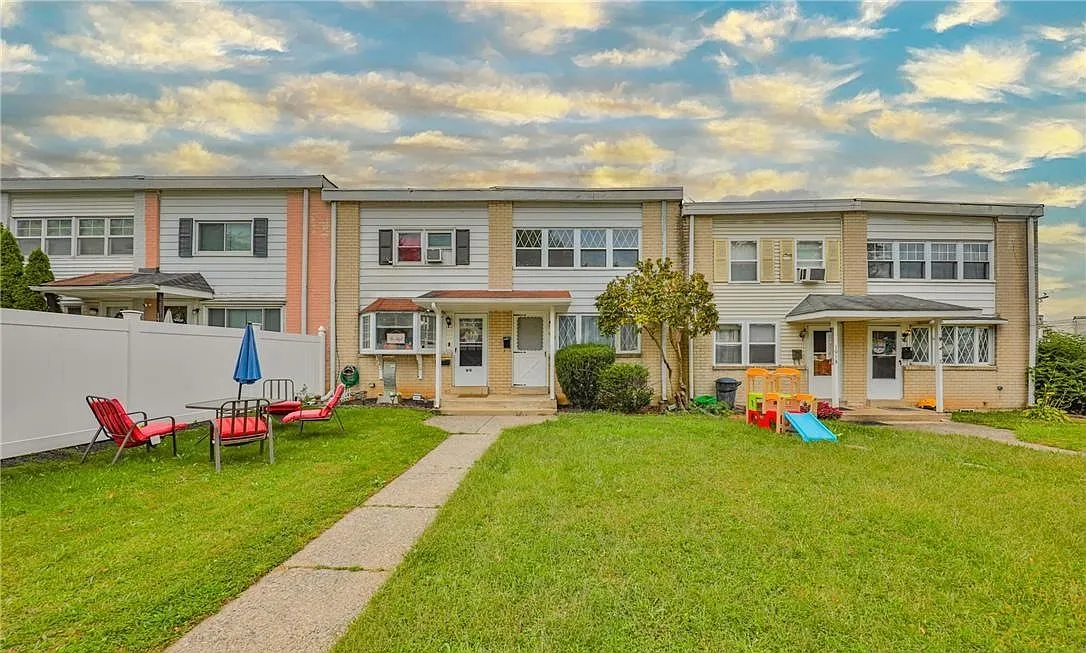 3 bed, 1.5 bath, 1402 sqft, $2,000 — Photo 2