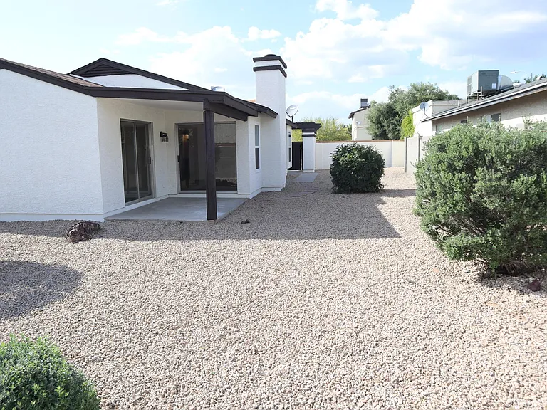 1449 E Kerry Ln — Photo 16