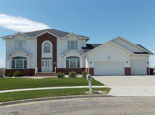 812 Saddle Ridge Rd, Bismarck, ND 58503