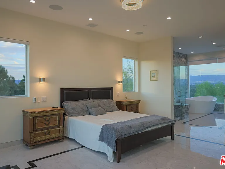 5900 N Winnetka Ave — Photo 30