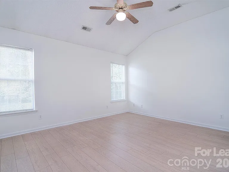 550 Carlisle Dr — Photo 25