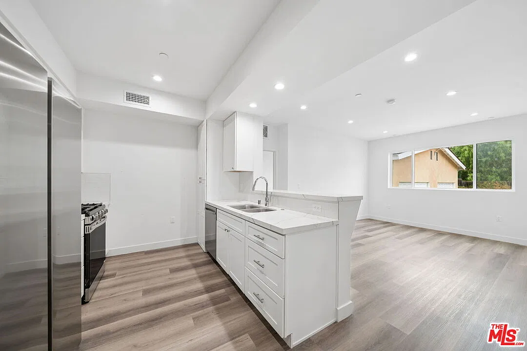 2 bed, 2.0 bath, 939 sqft, $3,395 — Photo 1