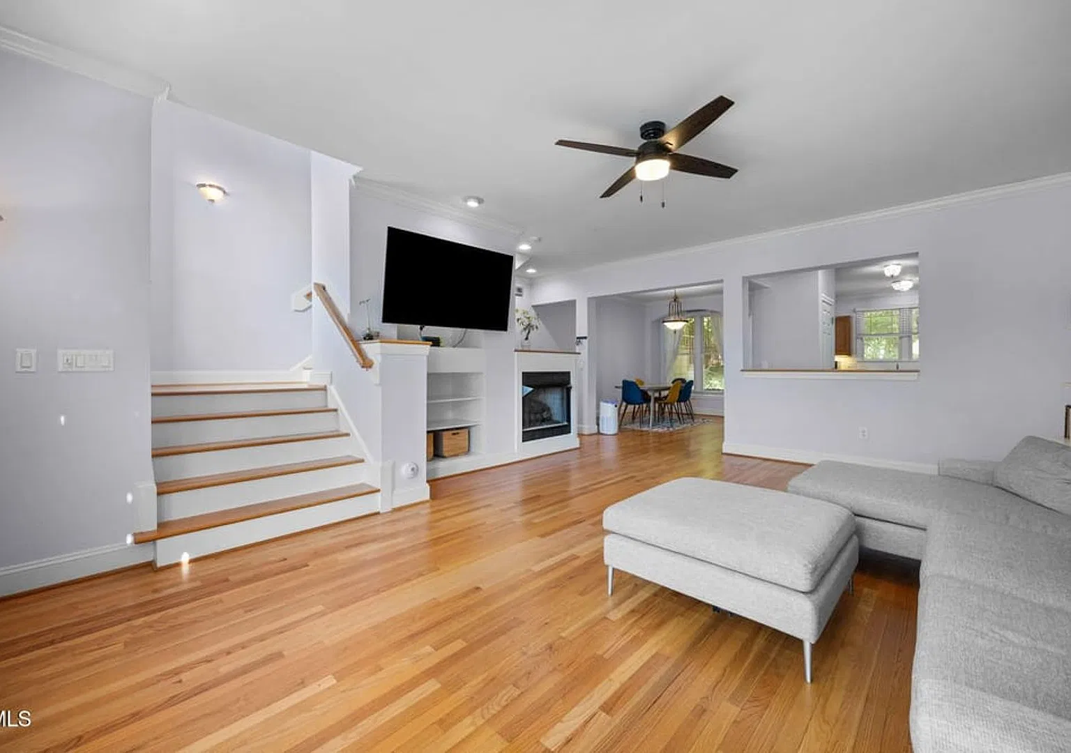 Stylish Townhome with Dual Suites, Garage & Prime Raleigh Location near Crabtree Mall — Photo 2