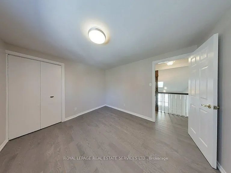 141 Castle Cres — Photo 23