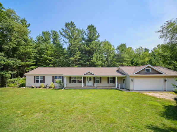 9155 Ivanhoe Dr, Onekama, MI 49675