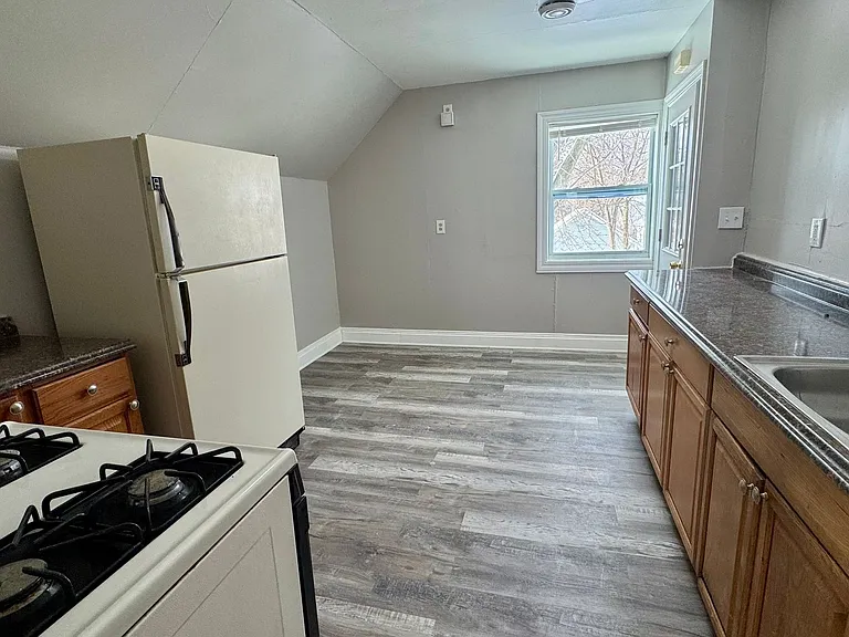 461 Spring NE — Photo 4