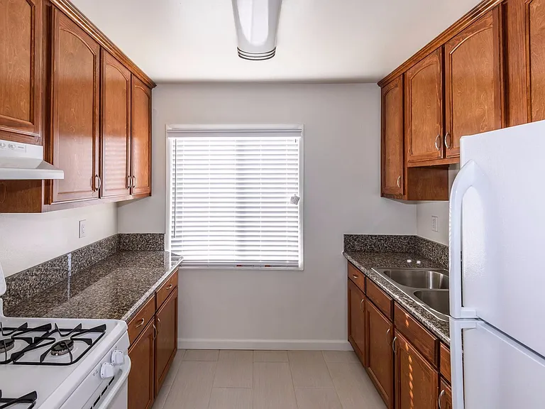 901 Manhattan Ave #8 — Photo 5