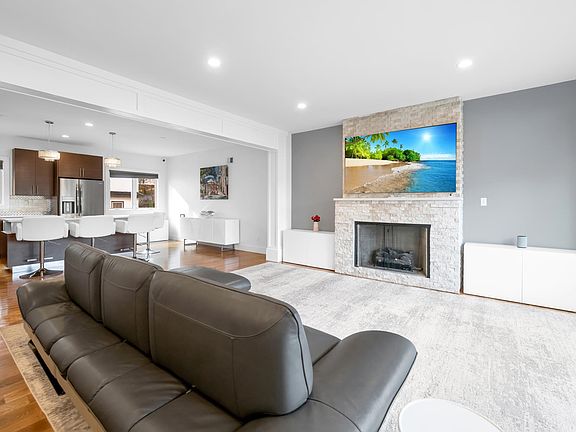 3rd image of 807 Edgewood Ln #B