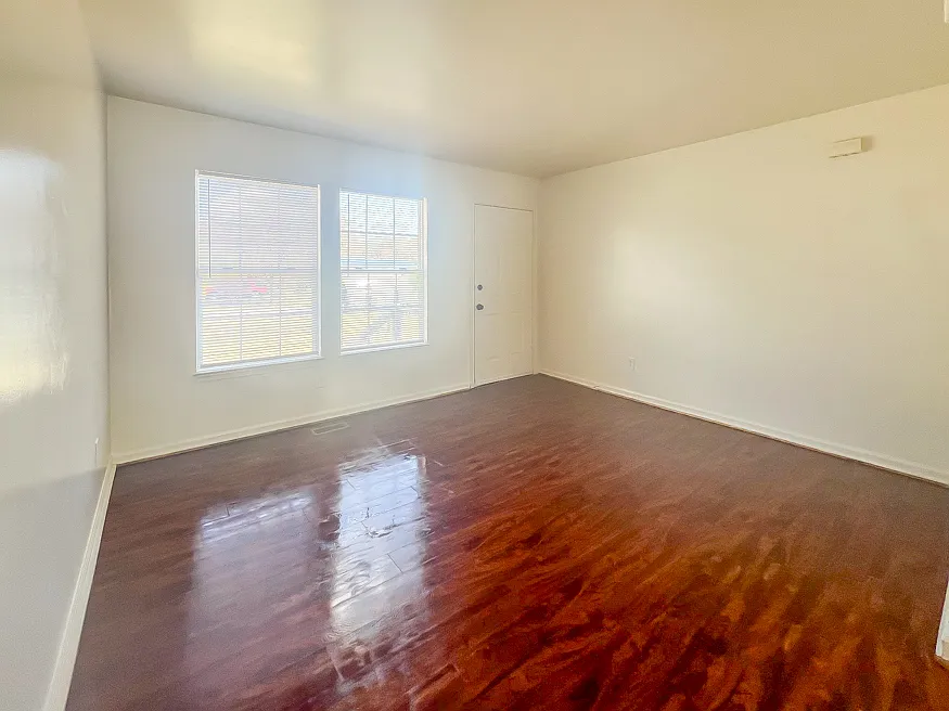3 bed, 864 sqft, $1,399 — Photo 2