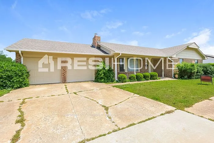 504 N Avery Dr — Photo 1