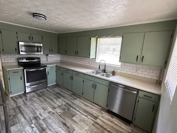 4 North St, Hazlehurst, GA 31539