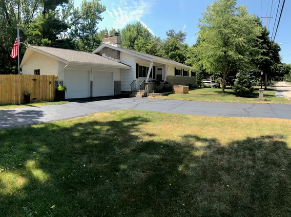 3323 Delta River Dr, Lansing, MI 48906