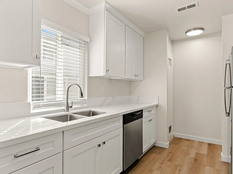 4910 Lowry Rd — Photo 10