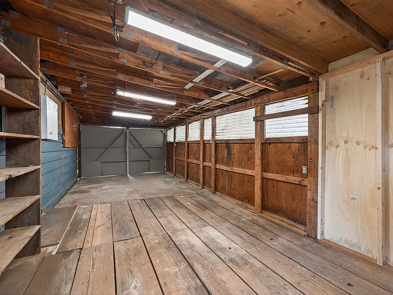 2401 NE Everett Rd — Photo 27