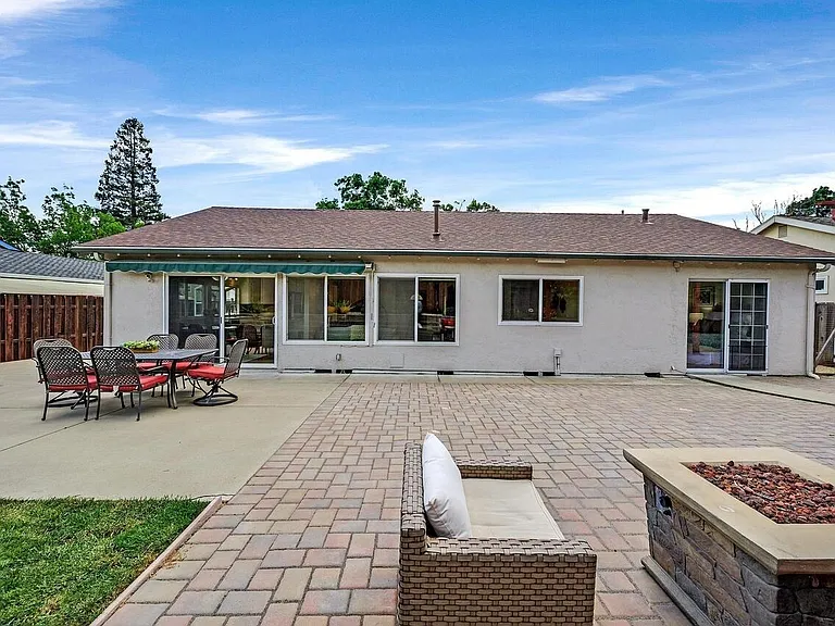 2883 Westchester Dr — Photo 9