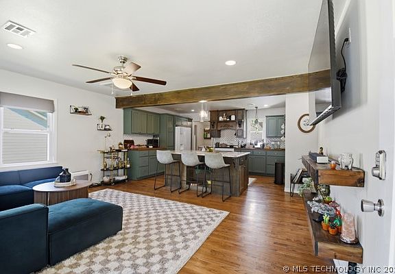 4th image of 302 E 12th St