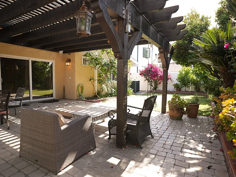 18129 Hatteras St — Photo 32