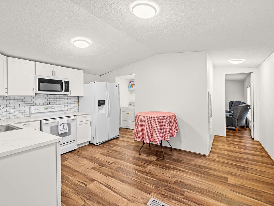 4th image of 135 Canary Cir