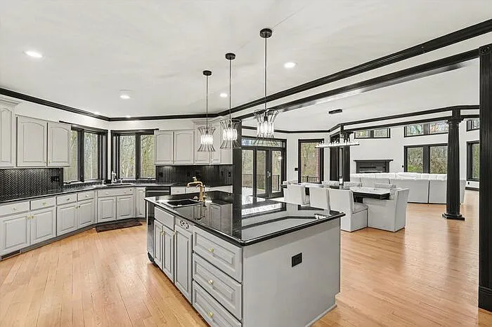 6986 Montgomery Dr — Photo 9