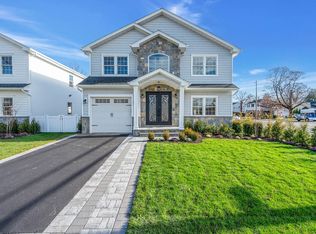 4 Violet Ave, Mineola, NY 11501
