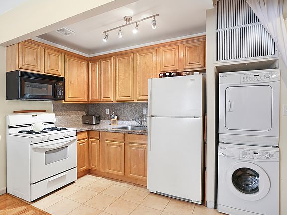 3rd image of 35 Essex St APT 3B