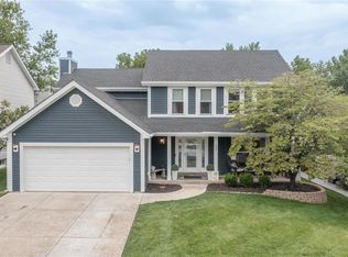 904 Oakwood Farms Ln, Ballwin, MO 63021