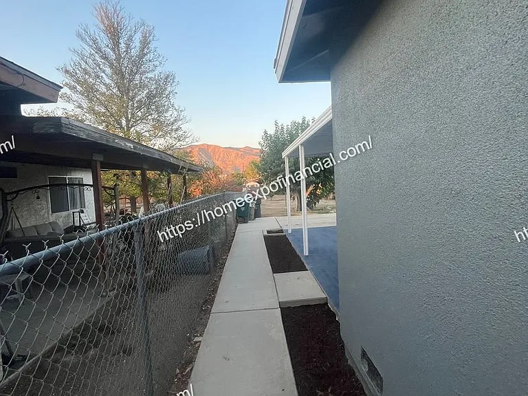 339 N Victoria Ave — Photo 22
