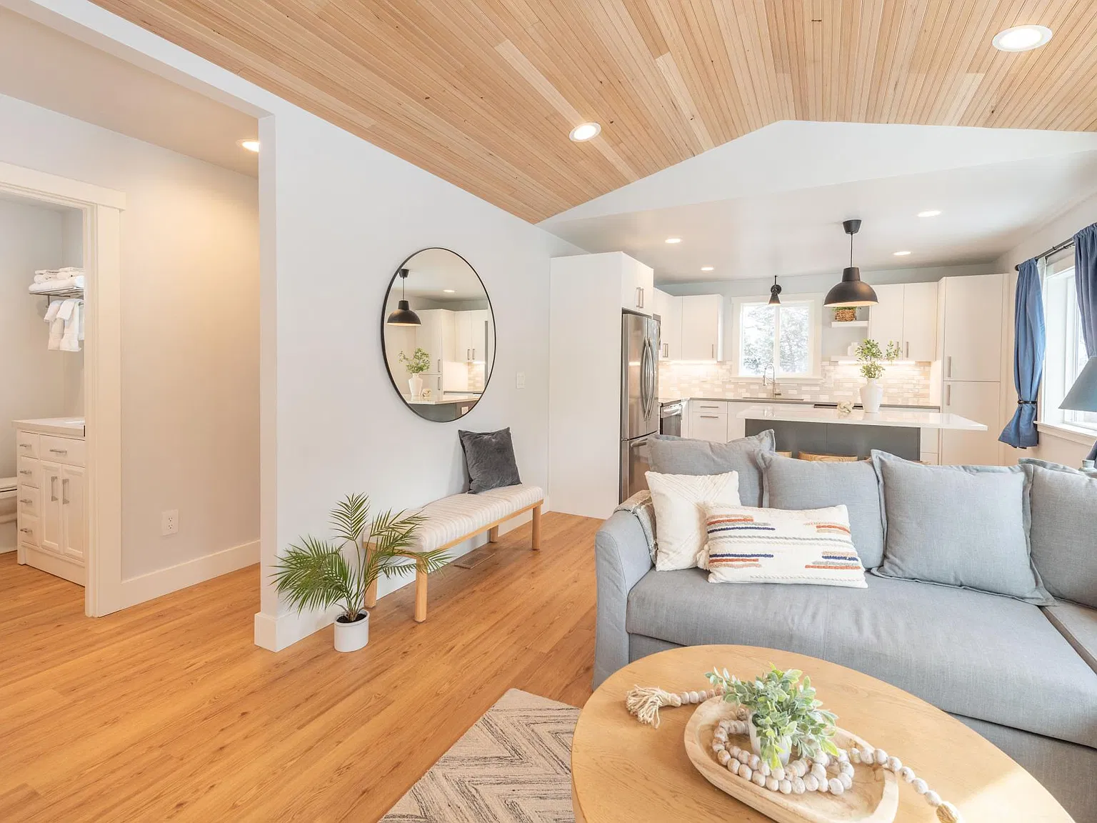 2 bed, 700 sqft, $3,500 — Photo 3