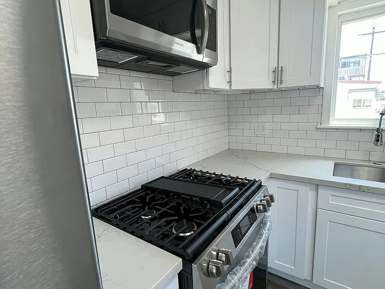 1030 E 2nd St #12 — Photo 6