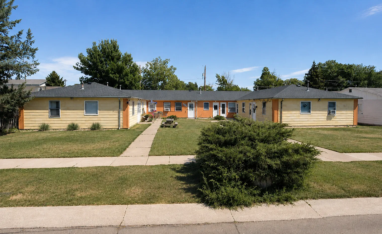 212 E Adams St — Photo 1