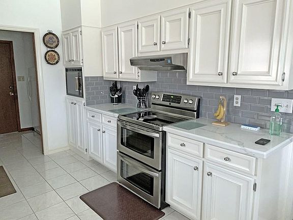 5th image of 9675 Meadowbrook Dr