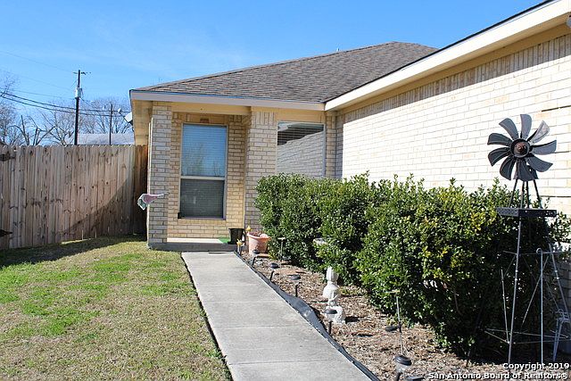1st image of 122 Long Ln
