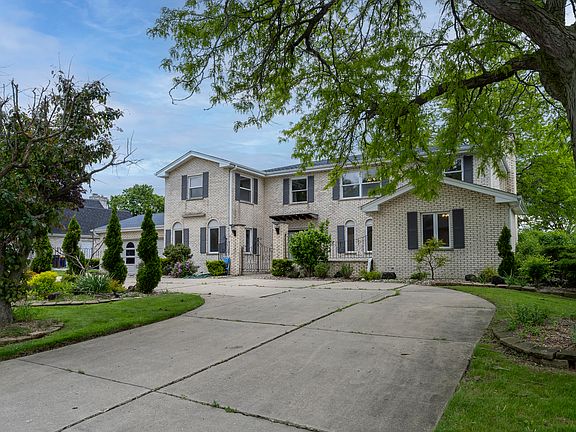 3rd image of 3745 Whirlaway Dr